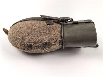 Feldflasche Wehrmacht , Hersteller EEF43, der untere Riemenbeschlag fehlt