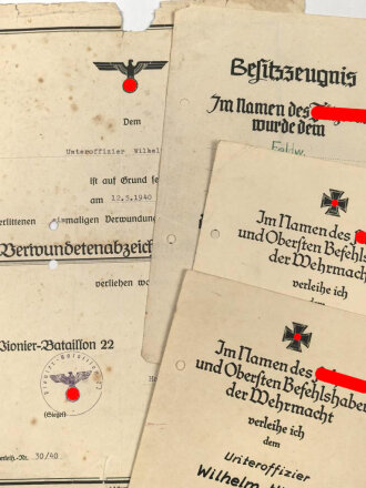 Gruppe Verleihungsurlunden für einen Angehörigen im Pionier Btl. 22