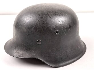 Heer , Stahlhelm Modell 1942 , Originallack, 66er Glockengrösse. Das Innenfutter wurde mal gewechselt und erscheint für den Helm ein wenig zu klein