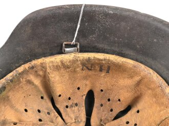 Heer , Stahlhelm Modell 1942 , Originallack, 66er Glockengrösse. Das Innenfutter wurde mal gewechselt und erscheint für den Helm ein wenig zu klein