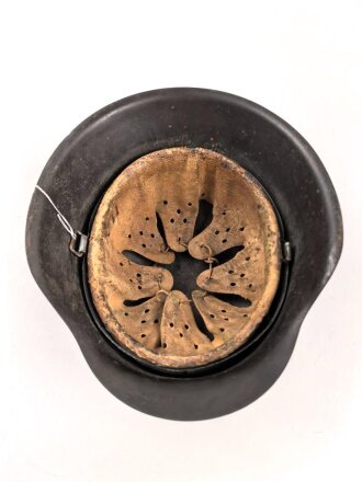 Heer , Stahlhelm Modell 1942 , Originallack, 66er Glockengrösse. Das Innenfutter wurde mal gewechselt und erscheint für den Helm ein wenig zu klein