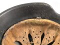 Heer , Stahlhelm Modell 1942 , Originallack, 66er Glockengrösse. Das Innenfutter wurde mal gewechselt und erscheint für den Helm ein wenig zu klein