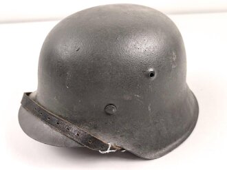 Heer , Stahlhelm Modell 1942 , Originallack, hkp66. Das Innenfutter wurde mal gewechselt und ist für den Helm  zu klein, Kinnriemen original