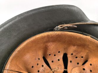 Heer , Stahlhelm Modell 1942 , Originallack, hkp66. Das Innenfutter wurde mal gewechselt und ist für den Helm  zu klein, Kinnriemen original