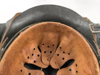 Heer , Stahlhelm Modell 1942 , Originallack, hkp66. Das Innenfutter wurde mal gewechselt und ist für den Helm  zu klein, Kinnriemen original