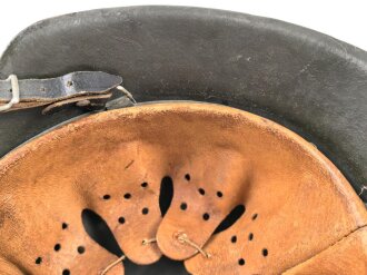 Heer , Stahlhelm Modell 1942 , Originallack, hkp66. Das Innenfutter wurde mal gewechselt und ist für den Helm  zu klein, Kinnriemen original