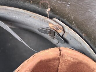 Heer , Stahlhelm Modell 1942 , Originallack, hkp66. Das Innenfutter wurde mal gewechselt und ist für den Helm  zu klein, Kinnriemen original