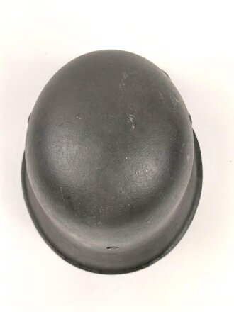 Heer , Stahlhelm Modell 1942 , Originallack, hkp66. Das Innenfutter wurde mal gewechselt und ist für den Helm  zu klein, Kinnriemen original