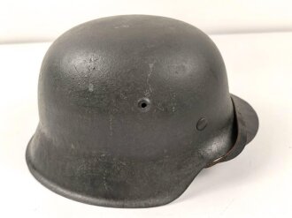 Heer , Stahlhelm Modell 1942 , Originallack, hkp66. Das Innenfutter wurde mal gewechselt und ist für den Helm  zu klein, Kinnriemen original