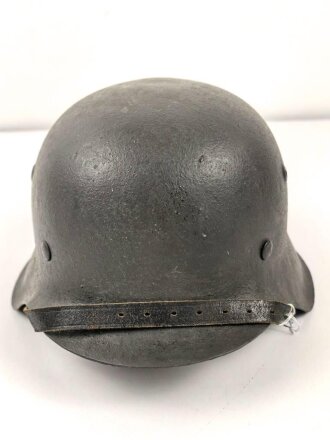 Heer , Stahlhelm Modell 1942 , Originallack, hkp66. Das Innenfutter wurde mal gewechselt und ist für den Helm  zu klein, Kinnriemen original