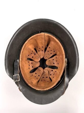 Heer , Stahlhelm Modell 1942 , Originallack, hkp66. Das Innenfutter wurde mal gewechselt und ist für den Helm  zu klein, Kinnriemen original