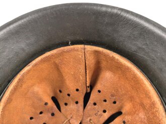 Heer , Stahlhelm Modell 1942 , Originallack, hkp66. Das Innenfutter wurde mal gewechselt und ist für den Helm  zu klein, Kinnriemen original