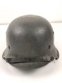 Heer , Stahlhelm Modell 1942 , Originallack, hkp66. Das Innenfutter wurde mal gewechselt und ist für den Helm  zu klein, Kinnriemen original