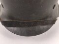 Heer , Stahlhelm Modell 1942 , Originallack, hkp66. Das Innenfutter wurde mal gewechselt und ist für den Helm  zu klein, Kinnriemen original