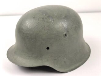 Stahlhelmglocke Modell 1942 Wehrmacht. Überlackiertes Stück, Hersteller nicht lesbar, 66er Glockengrösse