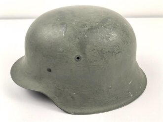Stahlhelmglocke Modell 1942 Wehrmacht. Überlackiertes Stück, Hersteller nicht lesbar, 66er Glockengrösse