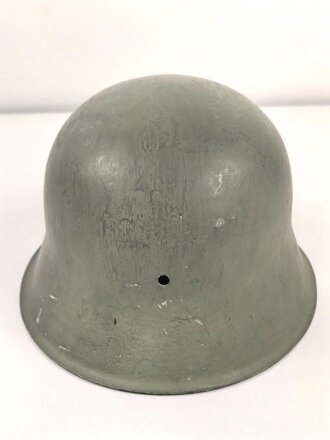 Stahlhelmglocke Modell 1942 Wehrmacht. Überlackiertes Stück, Hersteller nicht lesbar, 66er Glockengrösse