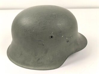 Stahlhelmglocke Modell 1942 Wehrmacht. Überlackiertes Stück, Hersteller nicht lesbar, 66er Glockengrösse