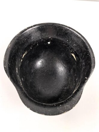 Stahlhelmglocke Modell 1942 Wehrmacht. Überlackiertes Stück, Hersteller nicht lesbar, 66er Glockengrösse