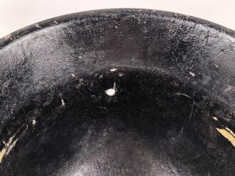 Stahlhelmglocke Modell 1942 Wehrmacht. Überlackiertes Stück, Hersteller nicht lesbar, 66er Glockengrösse