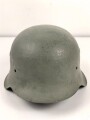 Stahlhelmglocke Modell 1942 Wehrmacht. Überlackiertes Stück, Hersteller nicht lesbar, 66er Glockengrösse
