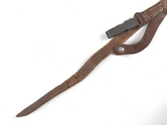 Belederung für eine Feldflasche der Wehrmacht, das Leder zum Teil oberflächlich rissig