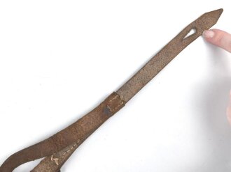 Belederung für eine Feldflasche der Wehrmacht, das Leder zum Teil oberflächlich rissig