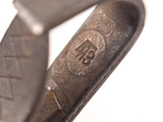 Belederung für eine Feldflasche der Wehrmacht, das Leder zum Teil oberflächlich rissig