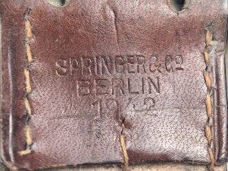 Zweidornkoppel für Offiziere des Heeres datiert 1942. Höhe 46mm, Gesamtlänge 103cm. Ungereinigtes Stück