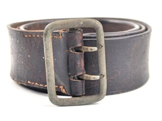 Zweidornkoppel für Angehörige von Parteiverbänden. Dunkelbraunes Leder, Höhe 43mm, Gesamtlänge 105cm