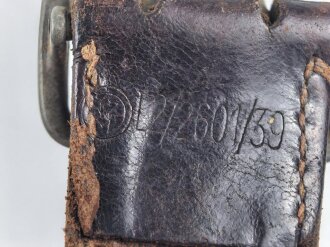 Zweidornkoppel für Angehörige von Parteiverbänden. Dunkelbraunes Leder, Höhe 43mm, Gesamtlänge 105cm