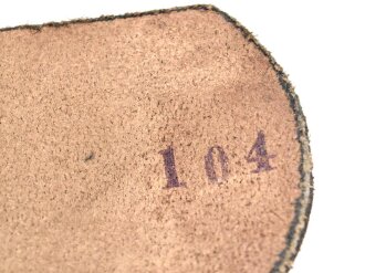 Heer, Ausgehkoppel zum Waffenrock. Aluminiumschloss mit aufgelegtem Emblem, Ungewöhnliche Lederzunge, der Lacklederriemen in gutem Zustand, Gresamtlänge 103cm