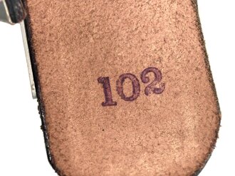 Heer, Ausgehkoppel zum Waffenrock. Aluminiumschloss mit aufgelegtem Emblem,  der Lacklederriemen in gutem Zustand, Gresamtlänge 103cm