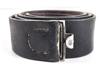 Koppelriemen für Mannschaften der Wehrmacht. Mehrfach zurückgesetzt, extrem lange Verstelllasche . Gesamtlänge 102cm