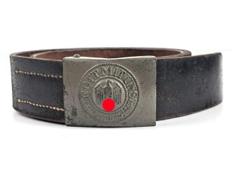 Koppel für Mannschaften des Heeres, das Schloss aus lackiertem Eisen in gutem Zustand, der Koppelriemen ebenfalls in gutem Zustand, Gesamtlänge 101cm, Koppel und Schloss datiert 1941