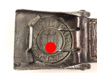 Heer, Koppelschloss für Mannschaften . Eisen lackiert, an Lederzunge von E.Schneider Lüdenscheid 1940, getragenes Stück