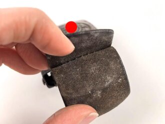 Heer, Koppelschloss für Mannschaften . Eisen lackiert, an Lederzunge von E.Schneider Lüdenscheid 1940, getragenes Stück