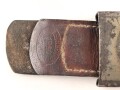 Heer, Koppelschloss für Mannschaften . Eisen lackiert, an Lederzunge von E.Schneider Lüdenscheid 1940, getragenes Stück