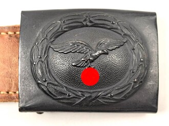 Luftwaffe, Koppelschloss für Mannschaften . Eisen lackiert, an Lederzunge von Aurich Dresden 1942,  ungetragen