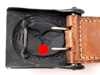 Luftwaffe, Koppelschloss für Mannschaften . Eisen lackiert, an Lederzunge von Aurich Dresden 1942,  ungetragen