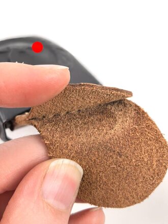 Luftwaffe, Koppelschloss für Mannschaften . Eisen lackiert, an Lederzunge von Aurich Dresden 1942,  ungetragen