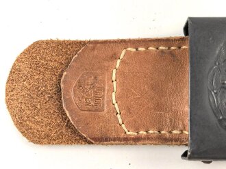 Luftwaffe, Koppelschloss für Mannschaften . Eisen lackiert, an Lederzunge von Aurich Dresden 1942,  ungetragen