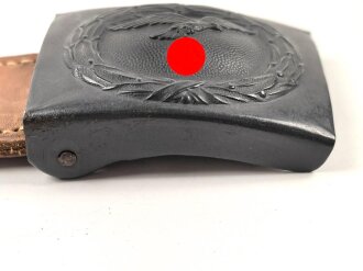 Luftwaffe, Koppelschloss für Mannschaften . Eisen lackiert, an Lederzunge von Aurich Dresden 1942,  ungetragen