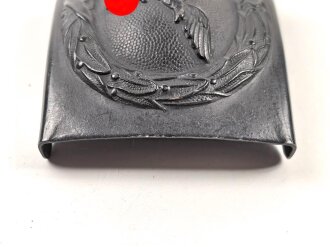 Luftwaffe, Koppelschloss für Mannschaften . Eisen lackiert, an Lederzunge von Aurich Dresden 1942,  ungetragen