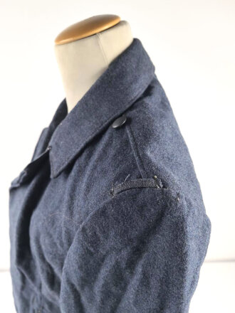 Fliegerbluse für Angehörige der Luftwaffe. Ungetragenes Stück mit Etikett von "Klenner & Pieper Uniformfabrik Barntrup/ Lippe". Ein Loch im unteren bereich hinten, sonst sehr guter Zustand