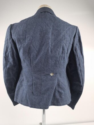 Fliegerbluse für Angehörige der Luftwaffe. Ungetragenes Stück mit Etikett von "Klenner & Pieper Uniformfabrik Barntrup/ Lippe". Ein Loch im unteren bereich hinten, sonst sehr guter Zustand