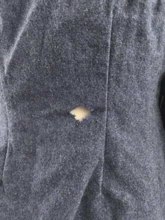 Fliegerbluse für Angehörige der Luftwaffe. Ungetragenes Stück mit Etikett von "Klenner & Pieper Uniformfabrik Barntrup/ Lippe". Ein Loch im unteren bereich hinten, sonst sehr guter Zustand