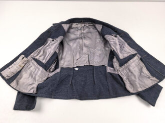 Fliegerbluse für Angehörige der Luftwaffe. Ungetragenes Stück mit Etikett von "Klenner & Pieper Uniformfabrik Barntrup/ Lippe". Ein Loch im unteren bereich hinten, sonst sehr guter Zustand