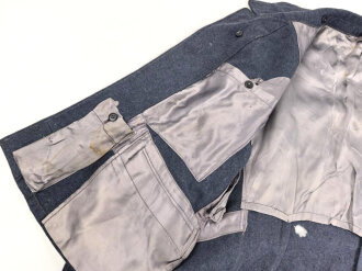 Fliegerbluse für Angehörige der Luftwaffe. Ungetragenes Stück mit Etikett von "Klenner & Pieper Uniformfabrik Barntrup/ Lippe". Ein Loch im unteren bereich hinten, sonst sehr guter Zustand