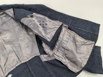 Fliegerbluse für Angehörige der Luftwaffe. Ungetragenes Stück mit Etikett von "Klenner & Pieper Uniformfabrik Barntrup/ Lippe". Ein Loch im unteren bereich hinten, sonst sehr guter Zustand